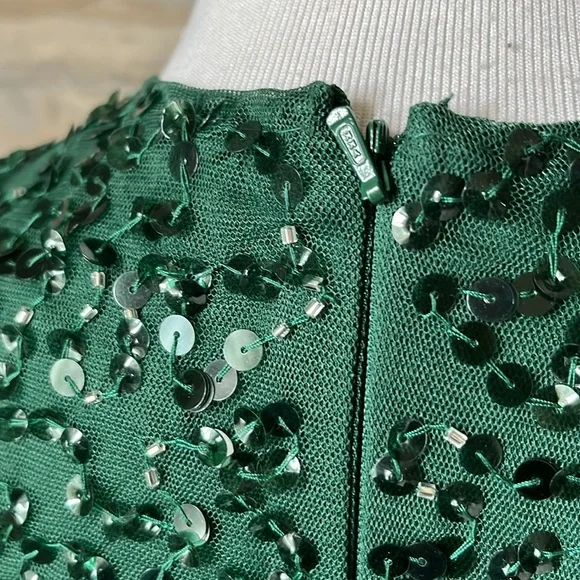 NWT Mac Duggal stunning emerald green sequined gown with ruffle sleeves